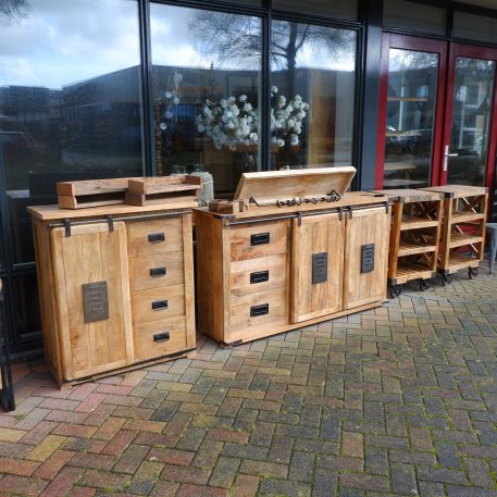 industrieel mangohouten dressoir factory 2 schuifdeuren jupiter iron works embleem en 3 lades met stalen grepen hoog 91 cm breed 162 cm diep 41 cm dressoir 1 deur 4 lades