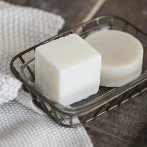 ib-laursen soap dish zeep schaaltje metaal en glas hoog 3.5 cm breed 14.5 cm diep 10.5 cm1