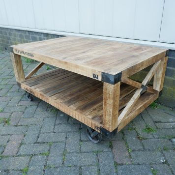 industriele bijzettafel salontafel factory cross op wielen mangohout en staal hoog 55 cm breed 120 cm diep 78 cm