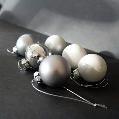 Grijze en witte kerstballen 24 stuks - Afbeelding 4