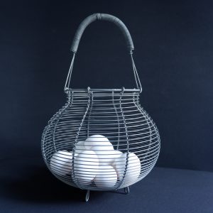 eiermand of uien en knoflook mand grijs metaal draad hoog 35 cm diameter 22,5 cm ib-laursen4