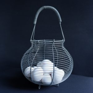 eiermand of uien en knoflook mand grijs metaal draad hoog 35 cm diameter 22,5 cm ib-laursen5