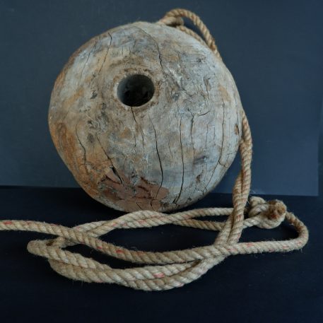 oud katrol wiel hangend aan touw doorsnede 30 cm dik 20 cm3