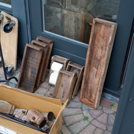 barnwood tray lang dienblad truckwood breed 77 cm diep 18 cm rand 7.5 cm hoog oude steenmallen en ornament kandelaars