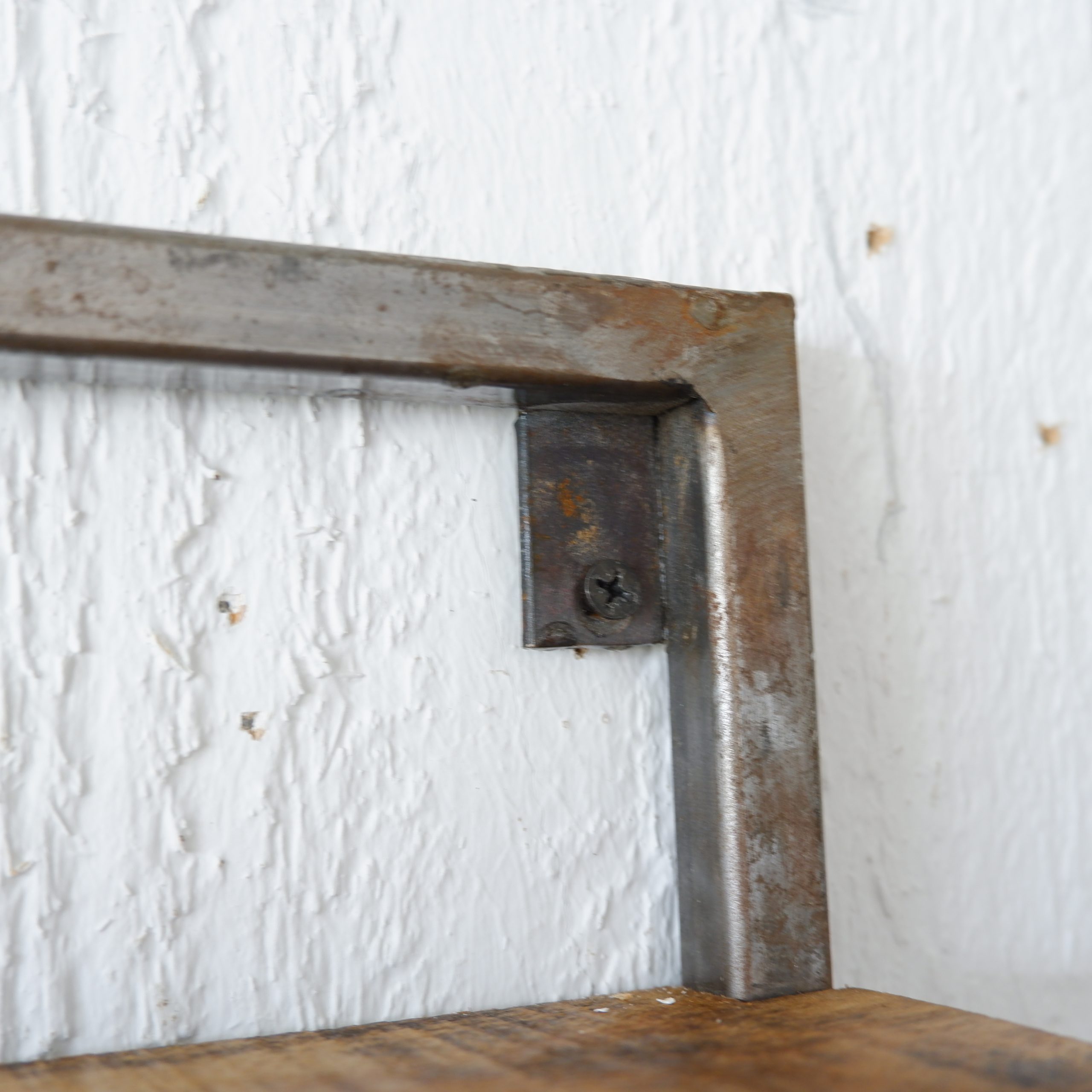 Kapstokhaken met plank aan de muur gemonteerd