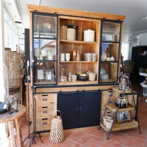 etagere houten dienbladen zwart metaal frame is 102 cm hoog en breed 70 cm diep 34 cm 4 delig en buffetkast mangohout1