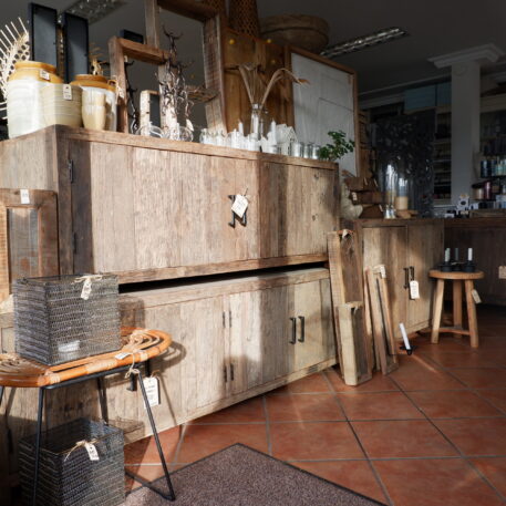 barnwood dienblad laag met wandkandelaar er op dienblad xl en korter model truckwood railway wood oud hout be-uniq tv meubel 2 maten 160 cm en 180 cm breed