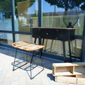 black iron sidetable met lade en houten blad hoog 75 cm breed 78 cm diep 36 cm1