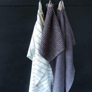 keuken theedoek off white met zwart streepje handdoek en pannenlap grijs gebreid mynte ib-laursen2