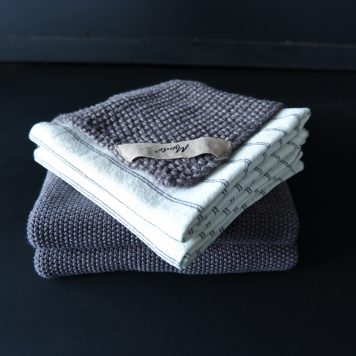 keuken theedoek off white met zwart streepje handdoek en pannenlap grijs gebreid mynte ib-laursen3