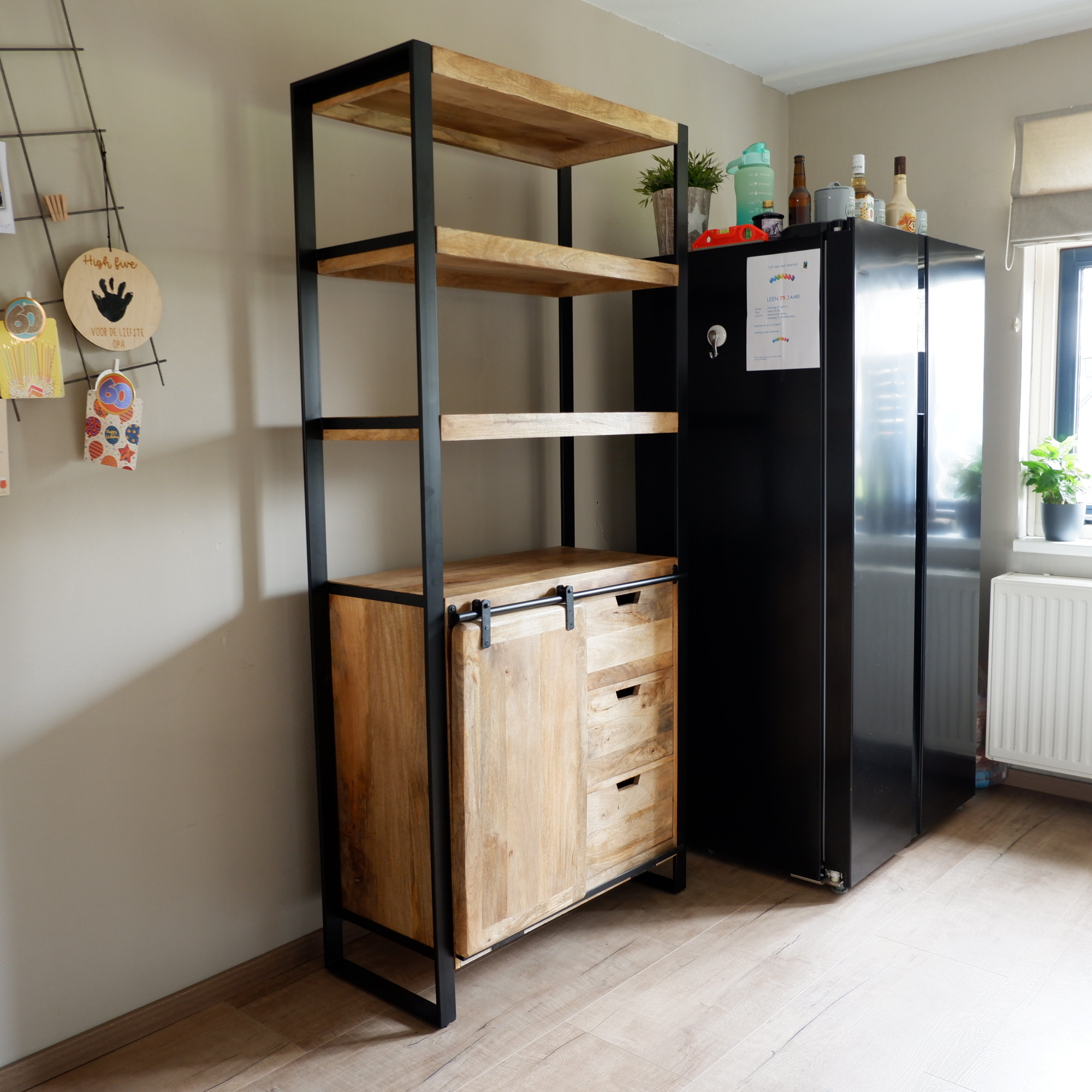 industriële boekenkast beau travail mangohout en zwart staal 3 lades hoog 200 cm breed 90 cm diep 40 cm22 bij klant thuis