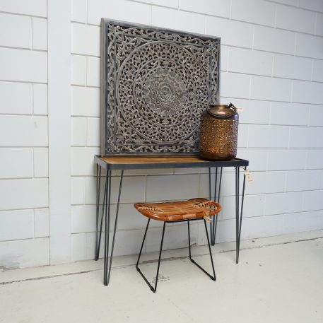 wandpaneel 90x 90 cm barcelona ash grey houtsnijwerk vierkant en sidetable met bamboo krukje