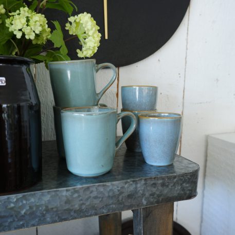 dunes beker met oor light blue en duner beker zonder oor light blue ib-laursen stoneware of steengoed