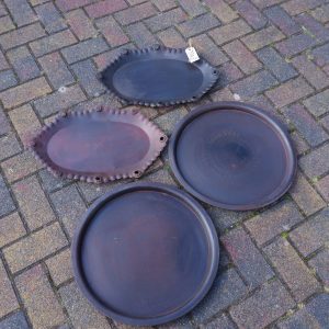 oude ijzeren ronde schaal donker bruin met patroon diameter 48 cm rand 2 cm hoog en oude ovale schaal donker bruin