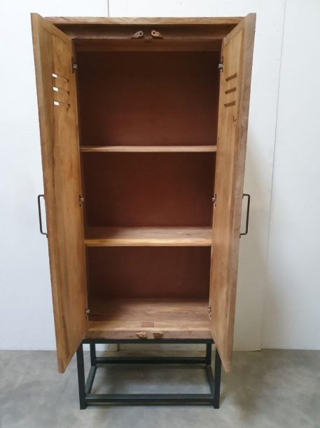 industriele mango houten lockerkast met tochtrooster op zwart stalen frame hoog 210 cm breed 90 cm diep 40 cm3