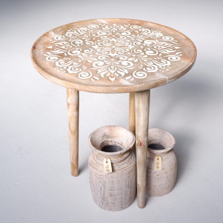 bijzettafel mango carved naturel met wit uitgesneden patroon 3 poten diameter 51 cm hoog 56.5 cm