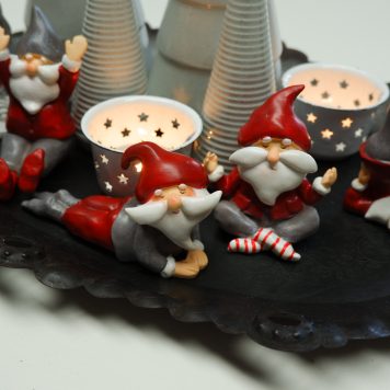 kerstman in yoga positie 5 variaties santa's helper boy yoga ib-laursen liggend op buik en zittend met armen opzij