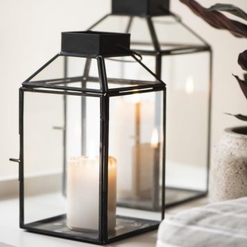 lantaarn Norr factory black metaal en glas hoog 25.5 cm breed 13.5 cm diep 13.5 cm ib-laursen lantern norr with inclined glass top