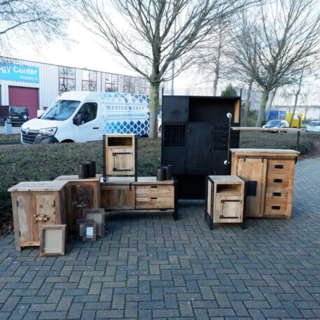 barnwood nachtkastje 2 deuren hoog 70 cm breed 55 cm diep 40 cm oud historisch hout truckwood en fotolijsten travail tv-meubel lockerkast zwart staal nachtkastjes factory en dressoir1