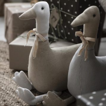 gans large nostalgie beige hoog 32 cm breed 11 cm diep 25 cm ib laursen goose large beige1