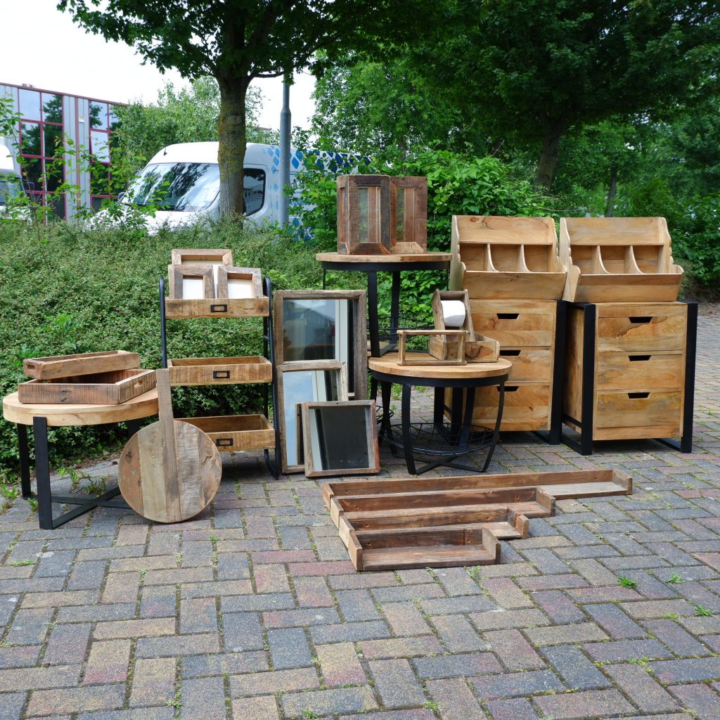 industriele meubels van mango hout tafel rond dressoir travail tv meubel works straight vergrijsd oud hout spiegel dienblad gruttersbak wandplank kapstok lantaarn kandelaar fotolijst