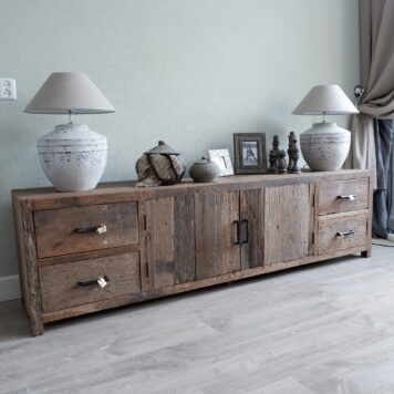 be-uniq tv dressoir praag 2 deuren en 4 lades vergrijsd hout hoog 55 cm breed 200 cm diep 45 cm truckwood tv meubel bij klant thuis1