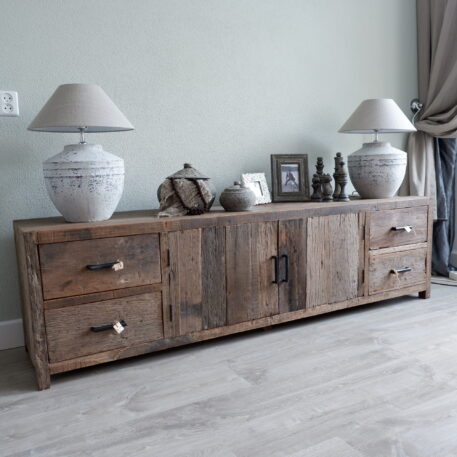 be-uniq tv dressoir praag 2 deuren en 4 lades vergrijsd hout hoog 55 cm breed 200 cm diep 45 cm truckwood tv meubel bij klant thuis1