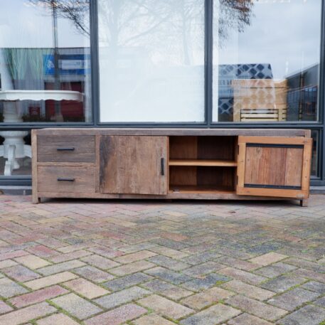 be-uniq tv dressoir praag 2 deuren en 4 lades vergrijsd hout hoog 55 cm breed 200 cm diep 45 cm truckwood tv meubel buiten bij showroom2f