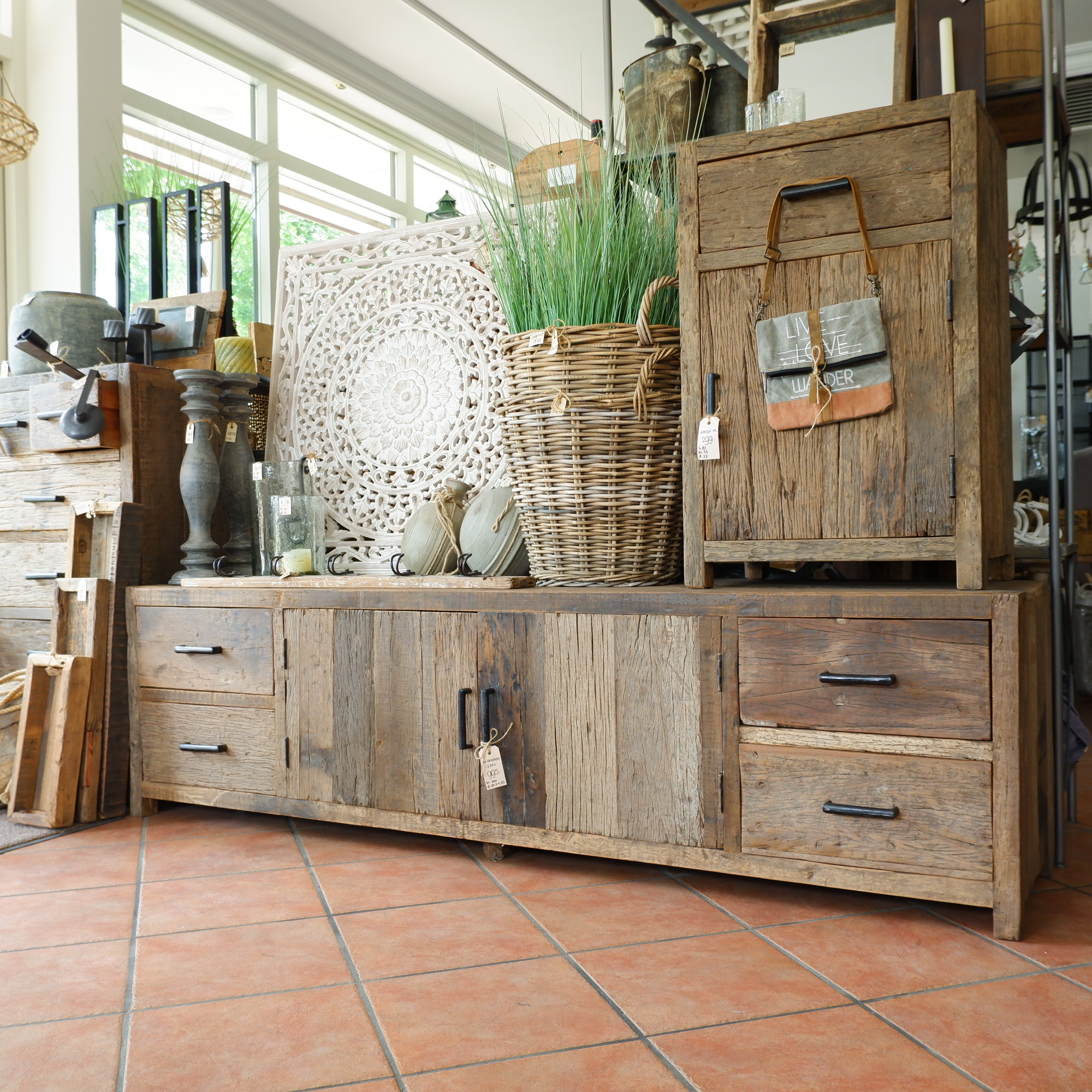 Rust uit een vuurtje stoken kleur Barn tv dressoir 2 deuren en lades oud vergrijsd hout GERESERVEERD – Mahieu  Wonen