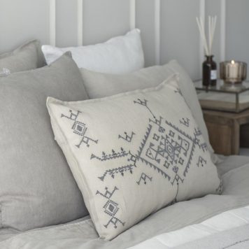 kussenhoesje 40x60 linnen naturel met donker grijs borduursel ib-laursen cushion cover naturel with dark grey embroidery 40 bij 60 cm