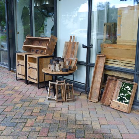 spiegel met lade wandplanken broodplanken kapstok fotolijsten truckwood oude steenmallen kandelaars oud hout salontafel en nachtkastjes mangohout