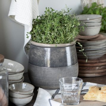 bloempot harald donker grijs met beige keramiek hoog 14.5 cm diameter 16 cm ib-laursen pot harald dark grey cold painted