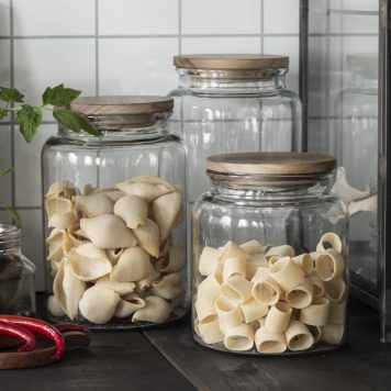 glazen voorraadpot met houten deksel hoog 18.5 cm, 23.5 cm en 27.5 cm ib-laursen glass jar with wooden lid2