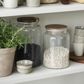 glazen voorraadpot met houten deksel hoog 23.5 cm en 27.5 cm ib-laursen glass jar with wooden lid