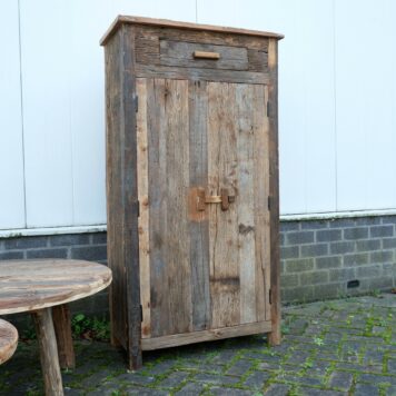 old wood meidenkast 2 deuren 1 lade hoog 150.5 cm breed 80 cm diep 41 cm oud en vergrijsd hardhout1a