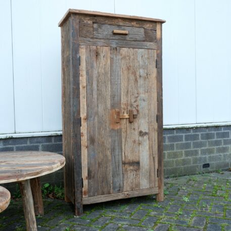 old wood meidenkast 2 deuren 1 lade hoog 150.5 cm breed 80 cm diep 41 cm oud en vergrijsd hardhout1a