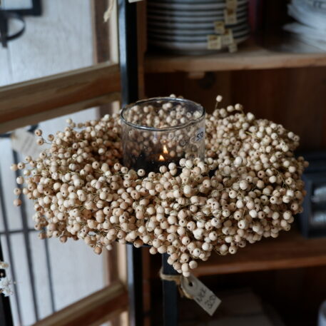 houten kralen krans naturel diameter 25 cm ib-laursen wreath wooden beads handmade en be-uniq glas en vloerkandelaar nick