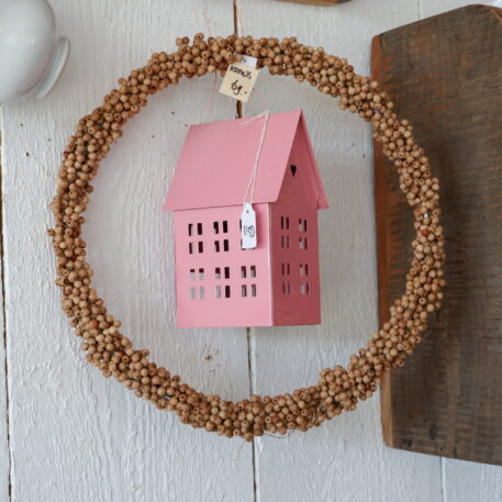 houten kralen krans naturel diameter 34 cm en roze waxinehuisje ib-laursen wreath wooden beads handmade