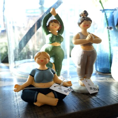 ib-laursen dames in 3 yoga posities beige groen of blauw tenue ib-laursen ladies yoga position 3