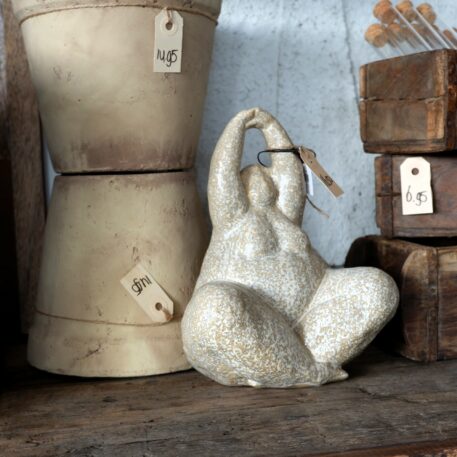 dame met armen boven het hoofd aardewerk beige-grijs hoog 22.5 cm breed 17 cm diep 14 cm ib-laursen figurine femina arms above head5