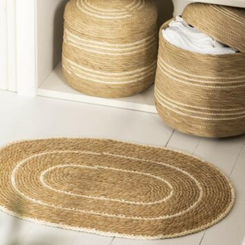 deurmat ovaal opgerold maisblad naturel en off white streep breed 75 cm diep 55 cm ib-laursen doormat oval natural with cream stripes corn husk and seagrass en manden met deksel M en L