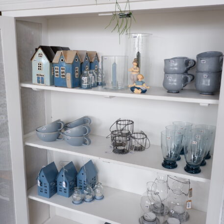 huis nyhavn 2 x blauw huis summerfeeling blauw yoga dames cilinder glas voor dinerkaars waxinehouder grijs metaal hangend sfeerlichtje 2 x blauw affari bekers en bottle sfeerlichten1