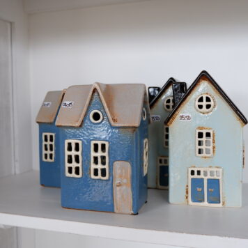 huis nyhavn oud blauw rond raam dakkapel hoog en huis nyhavn licht blauw zwart dak dubbele deur ib-laursen house for tealight nyhavn