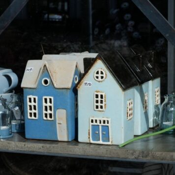 huis nyhavn oud blauw rond raam dakkapel hoog en huis nyhavn licht blauw zwart dak dubbele deur ib-laursen house for tealight nyhavn2