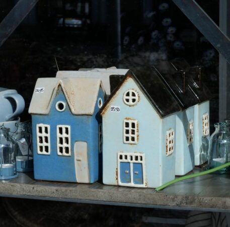 huis nyhavn oud blauw rond raam dakkapel hoog en huis nyhavn licht blauw zwart dak dubbele deur ib-laursen house for tealight nyhavn2