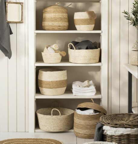 mand-met-deksel-set-van-2-opgerold-maisblad-naturel-en-of-white-streepje-ib-laursen-basket-set-of-2-with-lid-naturel-with-cream-stripes1