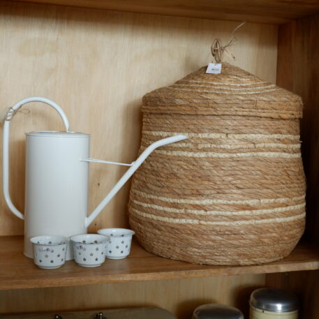 mand met deksel large opgerold maisblad naturel en of white streepje hoog 41 cm diameter 35 cm ib-laursen basket set of 2 with lid naturel with cream stripes10