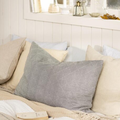 kussenshoesje zwart-wit gestreept en doorgestikt 100%katoen 50x70 cm ib-laursen cushion cover quilted zwart-wit en licht blauw-wit1
