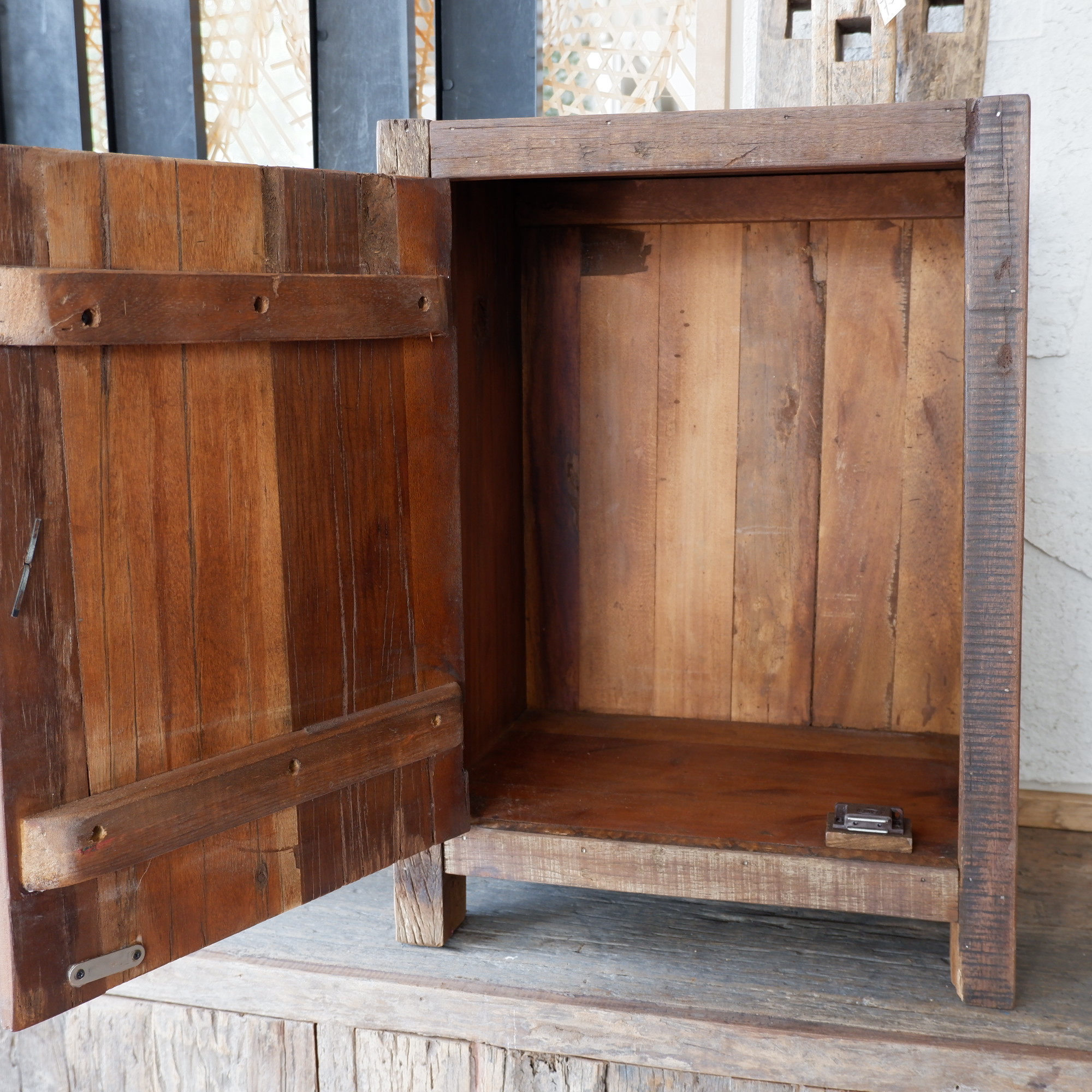 nachtkastje 1 deur links- of rechtsdraaiend old wood hoog 63 cm breed 45 cm diep 35 cm links binnenzijde