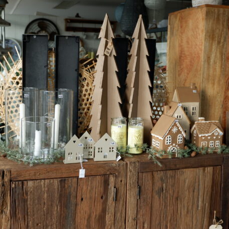 huis voor waxinelichtje facade stillenat kerstbomen hout glazen sfeerlichten cilinder voor lange en korte dinerkaars guirlande ceder kerst kaarsen in glas